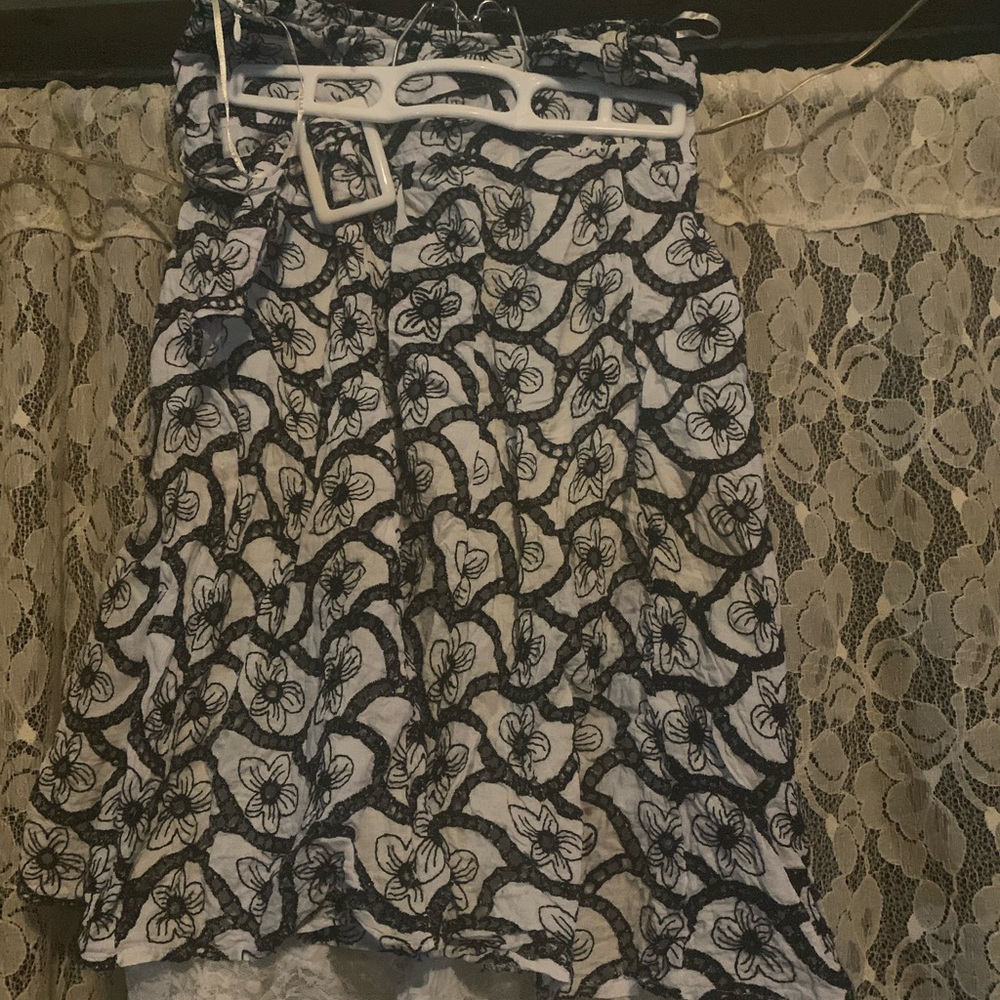 Black and white flower print skirt size Medium